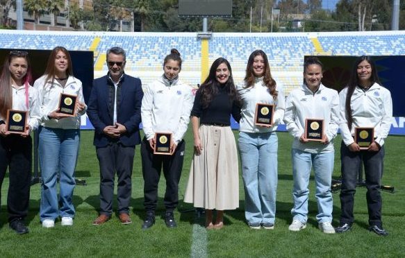 Imagen de noticia: Municipio de Viña del Mar homenajeó a equipo de Everton femenino tras la obtención del título y el ascenso