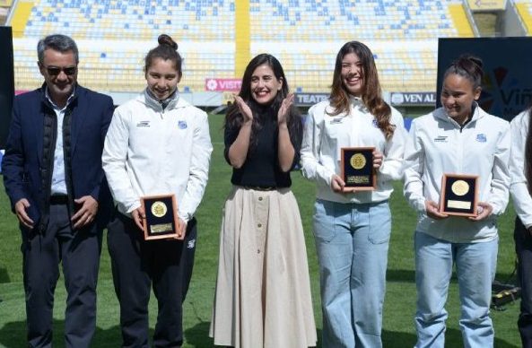 Imagen de la noticia Municipio de Viña del Mar homenajeó a equipo de Everton femenino tras la obtención del título y el ascenso
