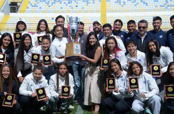 Imagen de la noticia Municipio de Viña del Mar homenajeó a equipo de Everton femenino tras la obtención del título y el ascenso