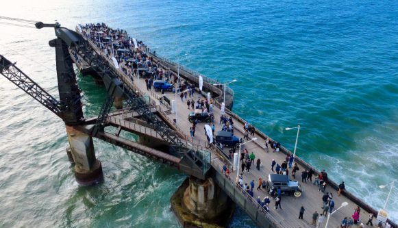 Imagen de la noticia Con  éxito de público se realizó inédita exhibición de  autos antiguos en  el Muelle Vergara