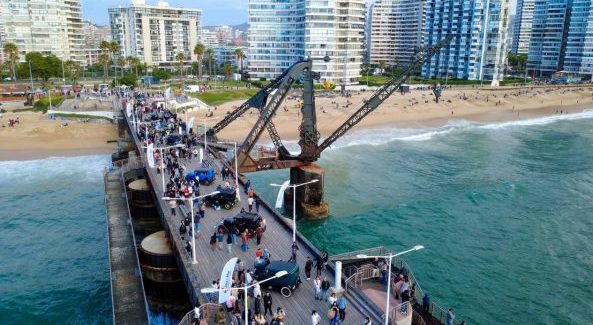 Imagen de la noticia Con  éxito de público se realizó inédita exhibición de  autos antiguos en  el Muelle Vergara