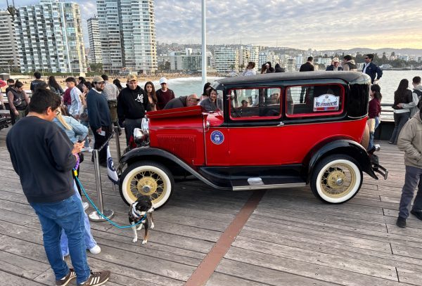 Imagen de la noticia Con  éxito de público se realizó inédita exhibición de  autos antiguos en  el Muelle Vergara
