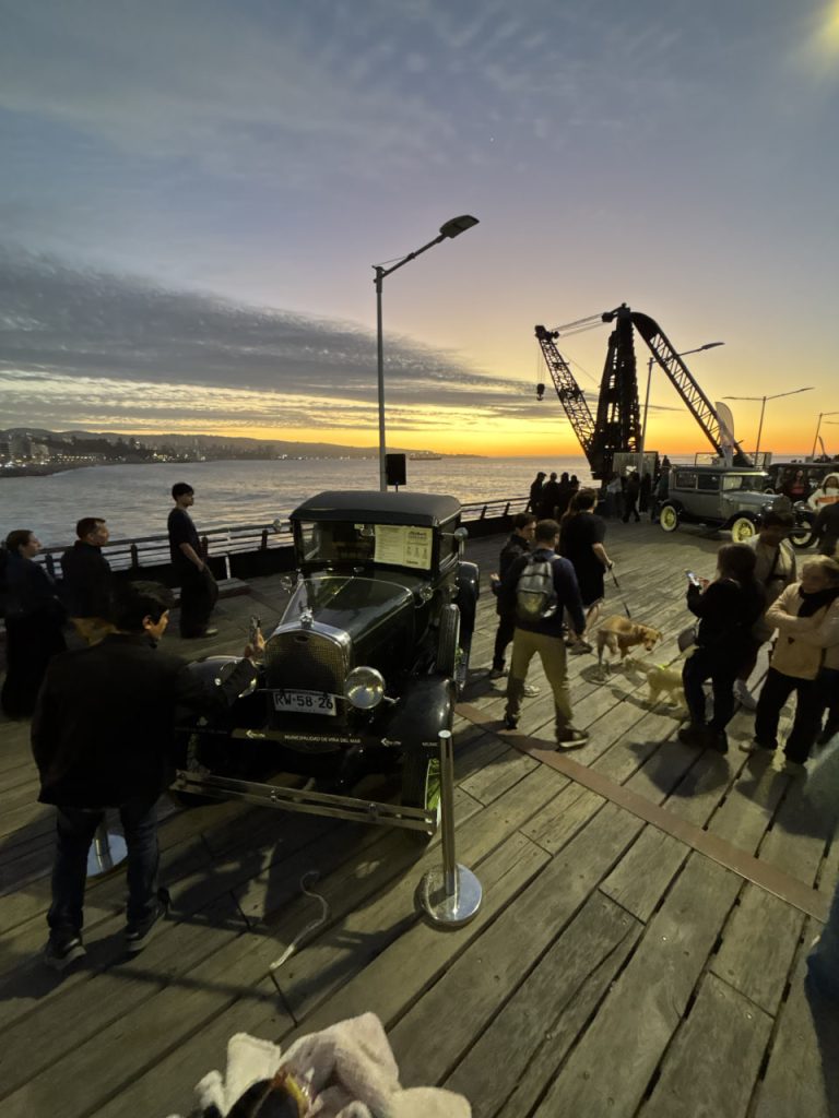 Imagen principal: Con  éxito de público se realizó inédita exhibición de  autos antiguos en  el Muelle Vergara