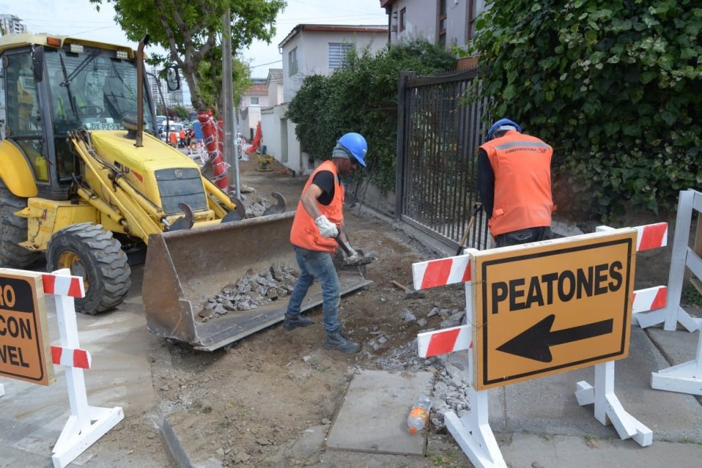 Imagen principal: Con intervención en aceras se iniciaron obras de mejoramiento de calle Valparaíso oriente en Viña del Mar