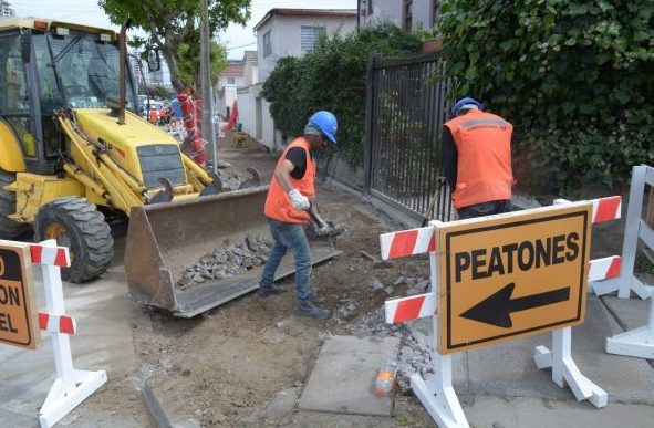 Imagen de noticia: Con intervención en aceras se iniciaron obras de mejoramiento de calle Valparaíso oriente en Viña del Mar