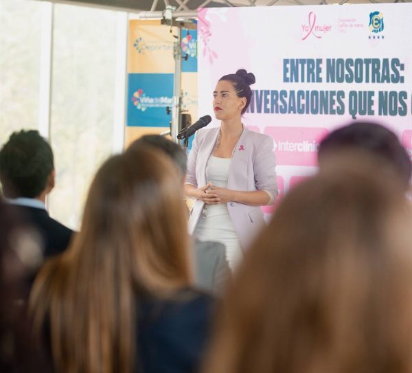 Imagen de la noticia En el día mundial contra el cáncer de mama, Municipio junto a “Yo mujer” y Everton desarrollaron importante encuentro en estadio Sausalito