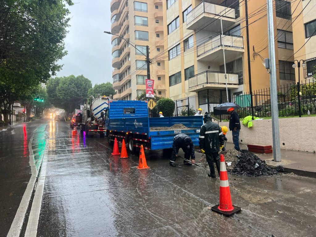 Imagen principal: Municipio despliega equipos en toda la ciudad y aplica medidas de emergencia ante frente climático en Viña del Mar