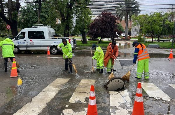 Imagen de la noticia Municipio despliega equipos en toda la ciudad y aplica medidas de emergencia ante frente climático en Viña del Mar